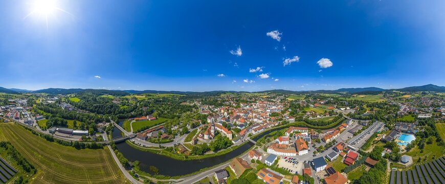 Sommerlicher Blick auf die Stadt Bad K&ouml;tzting am Wei&szlig;en Regen in der Oberpfalz