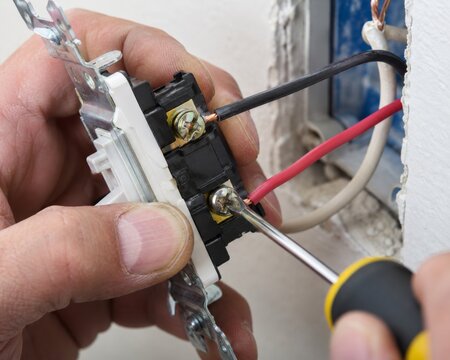 Conexi&oacute;n y reparaci&oacute;n de un interruptor el&eacute;ctrico en una pared