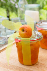 Frisch gekochte Aprikosenmarmelade im Glas © Esther Hildebrandt