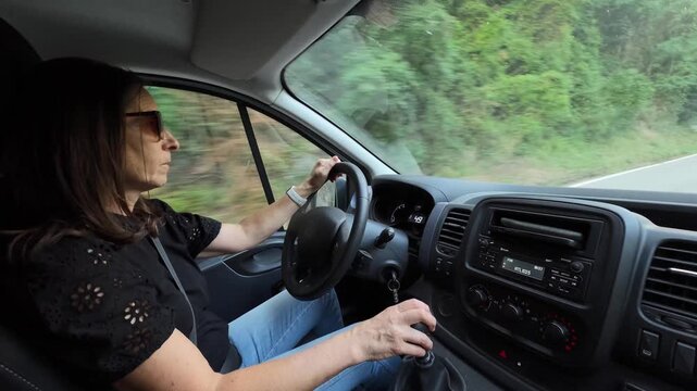 Guidare un furgone nei passi di montagna autista donna 