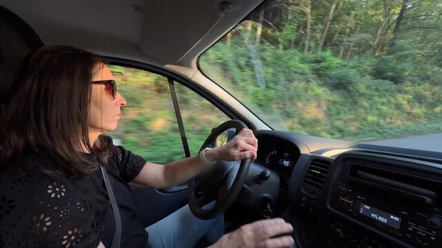 Guidare un furgone nei passi di montagna autista donna 
