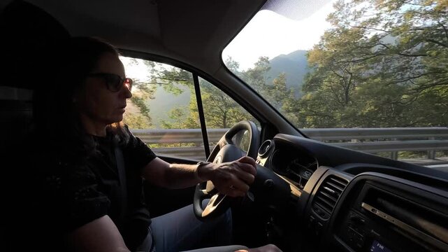 Guidare un furgone nei passi di montagna autista donna 