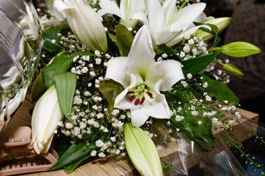 Bouquet de lys blancs et gypsophile avec ballon c&oelig;ur argent&eacute; offert lors des pr&eacute;paratifs d&rsquo;un mariage