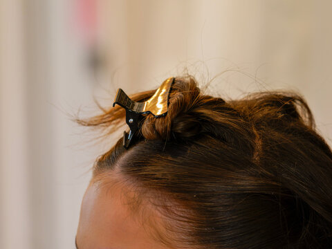 Coiffure de mari&eacute;e en pr&eacute;paration avec cheveux attach&eacute;s par des pinces avant la c&eacute;r&eacute;monie de mariage