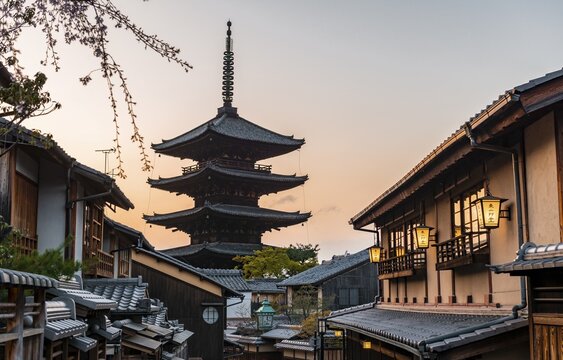 Five-storey Yasaka Pagoda of the Buddhist Hōkanji Temple, Yasaka dori historical street, with historic Japanese houses, evening mood, Kyoto, Japan