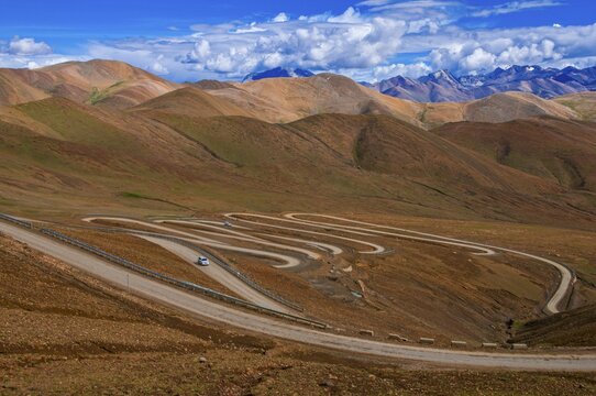 Serpentines on the way to Mount Everest, Tibet, Asia