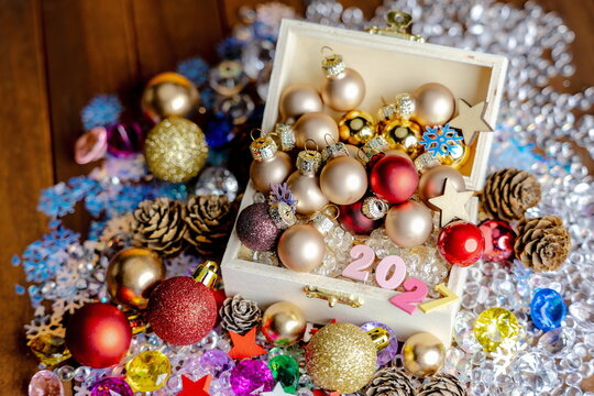 Buon Natale e felice anno nuovo con cassa del tesoro e palle di Natale