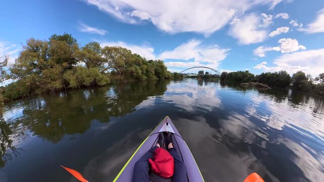 Mann f&auml;hrt mit Kajak unter Auwald, 360 Grad Video, Tiny planet effect, Naturerlebnis, Entspannung