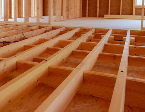 木造住宅の床を支える根太と床組を示す建築施工