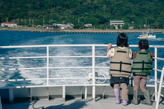 Enfants dans le ferry pour l'&icirc;le de Toshijima, Toba, Mie, Japon