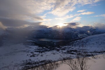 Obraz premium Winter mountain valley under dramatic evening clouds