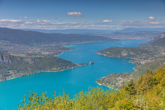 Vue a&eacute;rienne du Lac d'Annecy en saison d'&eacute;t&eacute;