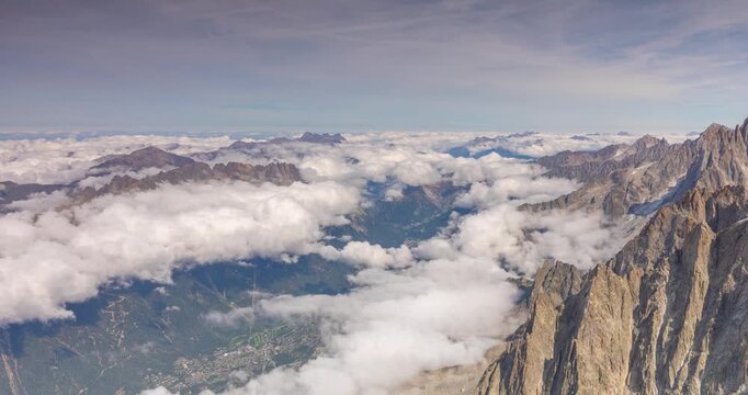 La vall&eacute;e de la ville de Chamonix sous les nuages