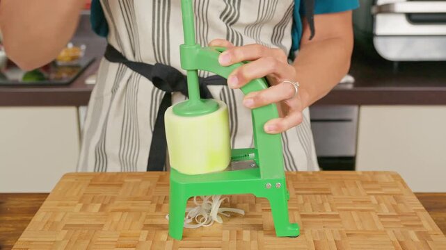 Spiralizing Green Papaya with a Manual Vegetable Spiralizer
