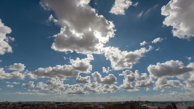 Vista de movimiento de las nubes en las monta&ntilde;as de elche alicante Espa&ntilde;a