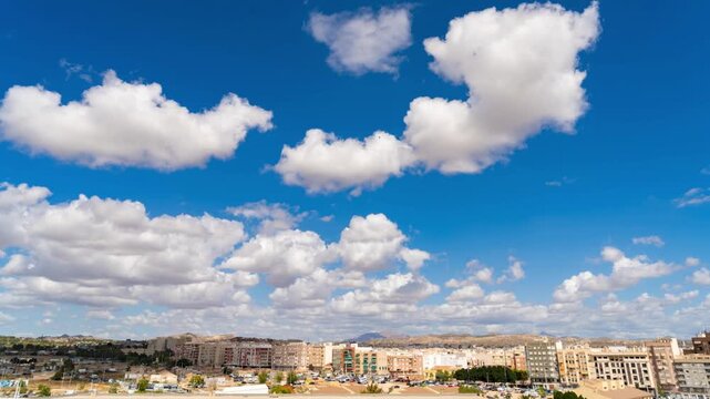 Vista de movimiento de las nubes en las monta&ntilde;as de elche alicante Espa&ntilde;a