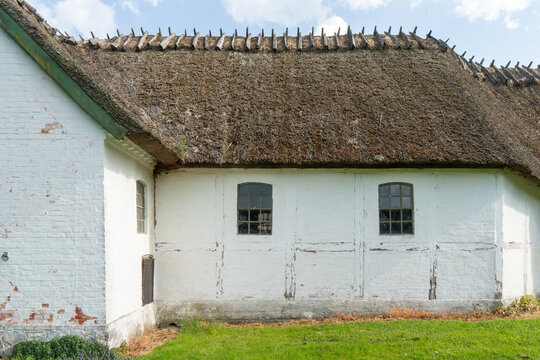 Traditionelles reetgedecktes Bauernhaus unter blauem Himmel auf der Insel Moen