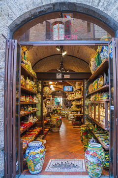 San Gimignano, Tuscany, Italy &ndash; May 24, 2026: A traditional shop selling handcrafted Tuscan ceramics (La Ceramica di Elena Ricciardi / Leoncini), located on a medieval street in the picturesque town.