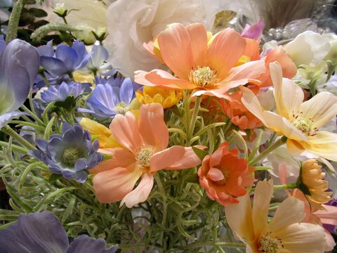 カラフルな造花の花束