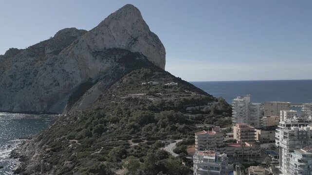 Vistas a&eacute;reas con dron de la parte del Pe&ntilde;on de Ifach vista desde la playa de La Fossa, Calpe, Alicante