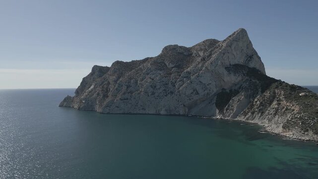 Vistas a&eacute;reas con dron de la parte del Pe&ntilde;on de Ifach vista desde la playa de La Fossa, Calpe, Alicante