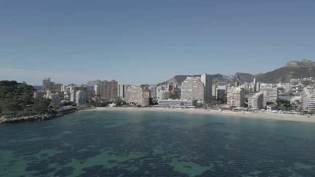 Playa de Calpe, Alicante, vistas desde dron del mar, rascacielos, arena...
