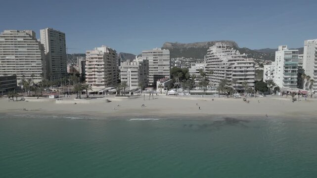 Playa de Calpe, Alicante, vistas desde dron del mar, rascacielos, arena...