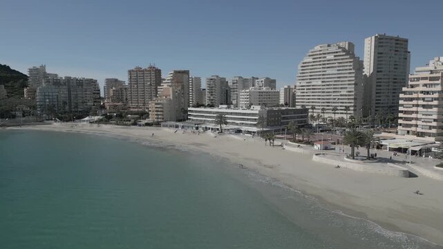 Playa de Calpe, Alicante, vistas desde dron del mar, rascacielos, arena...