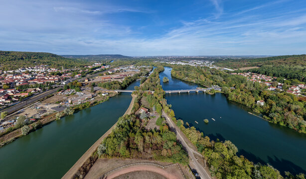 vue a&eacute;rienne panoramique de la Moselle entre Ars-sur-Moselle et Jouy-aux-Arches, pr&egrave;s de Metz. La rivi&egrave;re canalis&eacute;e permet aux p&eacute;niches le transport de marchandises vers le Luxembourg et l'Allemagne. 