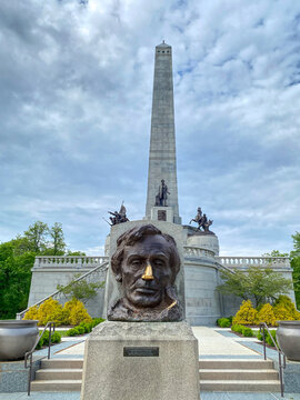 Springfield, Illinois: The Lincoln Tomb is final resting place of Abraham Lincoln, 16th President of the United States; Gutzon Borglum bust of Lincoln with lucky nose. 