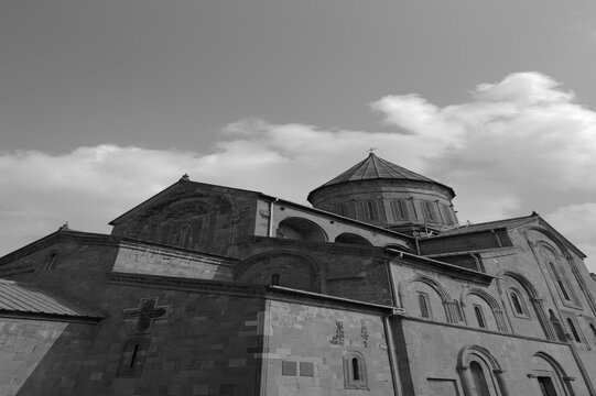 &Eacute;glise orthodoxe en G&eacute;orgie avec coupole octogonale, fa&ccedil;ades en pierre et architecture m&eacute;di&eacute;vale