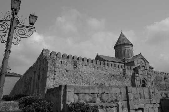 Fortifications en pierre d'un monast&egrave;re orthodoxe en G&eacute;orgie avec tour &agrave; coupole et remparts m&eacute;di&eacute;vaux