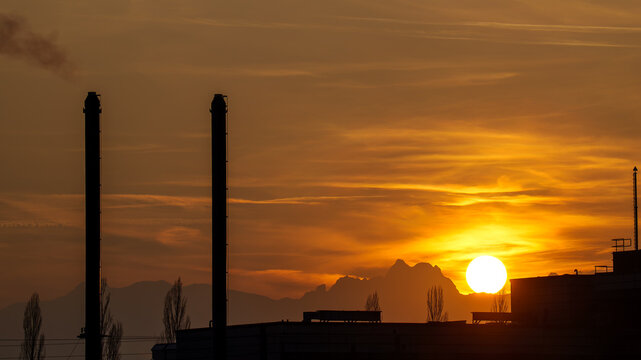 Sonnenuntergang hinter einem Industrie Schornstein