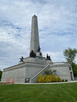Springfield, Illinois: The Lincoln Tomb is final resting place of Abraham Lincoln, 16th President of the United States; his wife Mary Todd Lincoln and sons. Oak Ridge Cemetery, Obelisk.