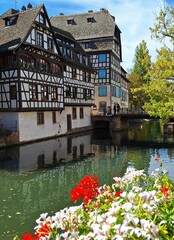 Obraz premium Canal in bruges in Colmar, Alsace.