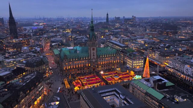 Historic Christmas market on Rathausmarkt in downtown Hamburg, Germany in the evening. Hamburger Weihnachtsmarkt Rathaus