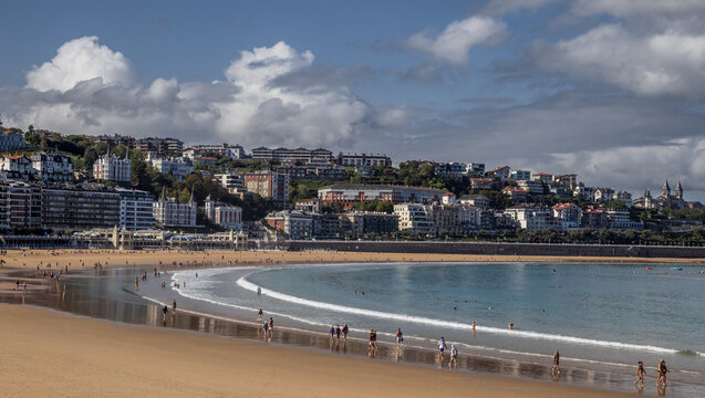 Vista panor&aacute;mica de la playa de La Concha y fachada urbana de San Sebasti&aacute;n
