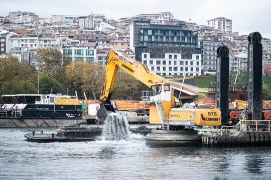 Excavator bucket lifting mud from the Golden Horn in Istanbul