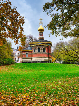 Russian church and autumn leaves in the Kurpark Bad Homburg