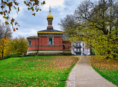 Russian church and an autumn path in the Kurpark Bad Homburg