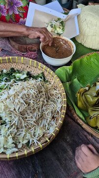 Pecel gendar also known as gendar pecel is a Central Javanese specialty consisting of a mixture of vegetables dressed in peanut sauce, accompanied by a carbohydrate component 