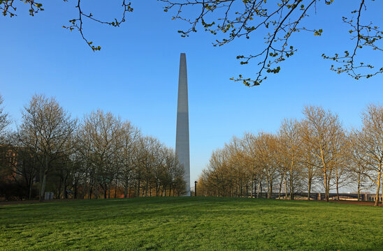 The arch side view - The Gateway Arch, St Louis, Missouri
