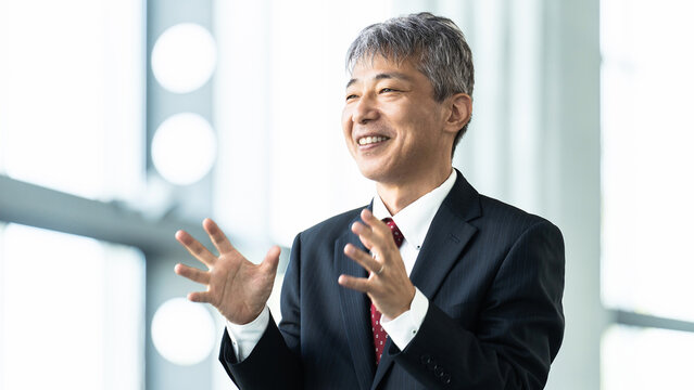 笑顔で対話をするシニア男性ビジネスマン