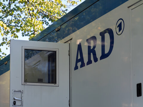 ARD Media Mobile Unit in Outdoor Setting