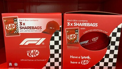 Obraz premium Selangor, Malaysia Sept 20th 2026- Formula 1 promotional KitKat gift boxes featuring share bags and limited edition merchandise on display