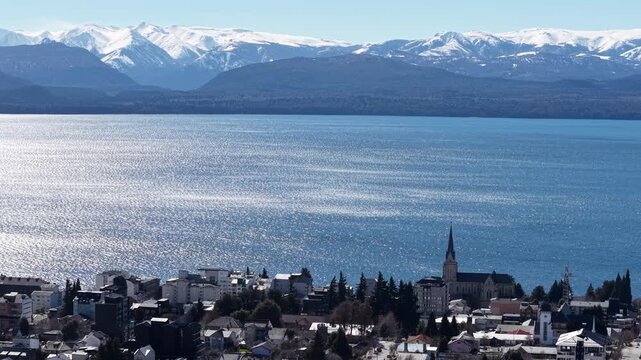 Vista panor&aacute;mica a&eacute;rea de Bariloche, lago Nahuel Huapi y monta&ntilde;as en la Patagonia