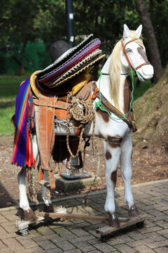 Caballo de madera con sombreros de charro mexicanos, como set de fotograf&iacute;a popular en M&eacute;xico