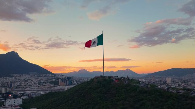 Bandera de M&eacute;xico en el Obispado 🇲🇽 | Una vista de Monterrey que habla por s&iacute; sola. Capturamos tu marca, negocio o proyecto desde el aire con tomas cinematogr&aacute;ficas en 4K.