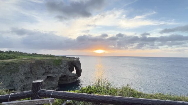 沖縄 恩納村 象の鼻の岩が特徴的な万座毛に沈む夕日とマジックアワーの絶景
