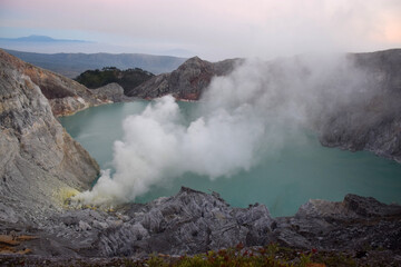 The beauty of Mount Ijen, with smoke rising from the crater against the backdrop of a green lake. © DODO HAWE